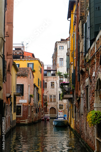 Cuadro en lienzo City of Venice, canal, bridge, gondola boats, alley and colorful local buildings