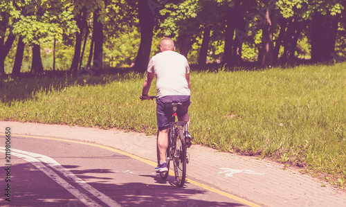 Konstfotografi Cyclist ride on the bike path in the city Park