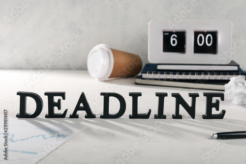 Word DEADLINE on white grun...