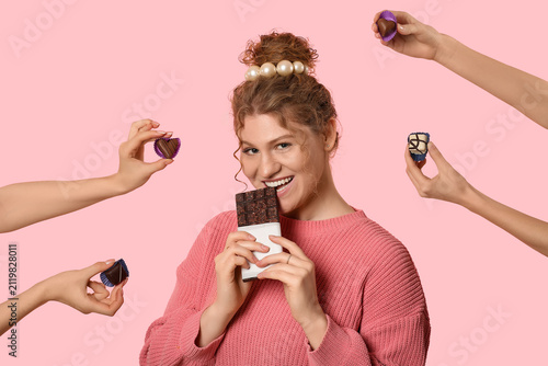 Beautiful young woman eatin...