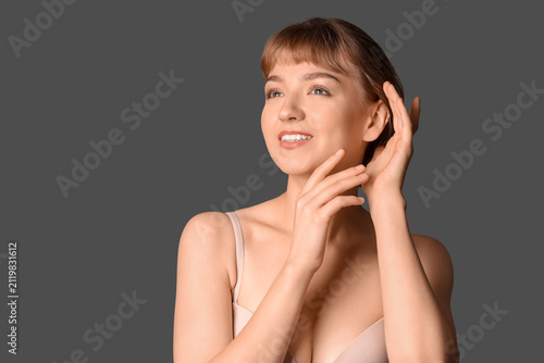 Beautiful young woman on da...