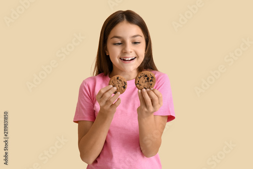 Little girl holding sweet c...