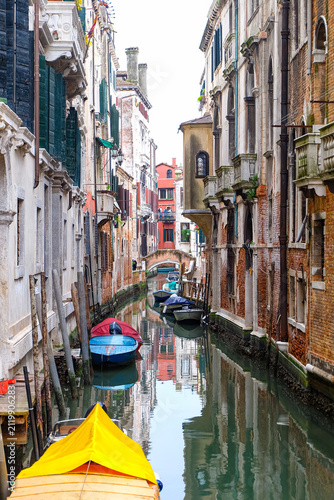 Foto City of Venice, canal, bridge, gondola boats, alley and colorful local buildings