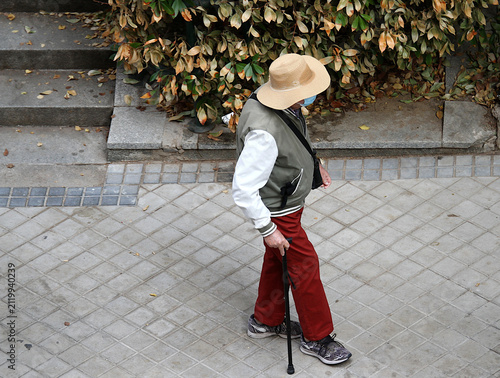 Konstfotografi Viejo con bastón y sombrero de paja paseo por la calle con mascarilla abuelo act