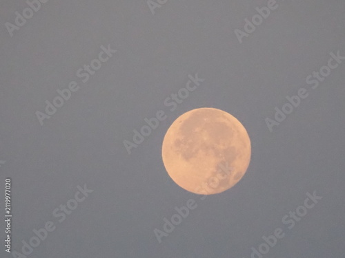 Fotografía luna llena que va cambiando de tonalidades a medida que el sol avanza, Golmés, L