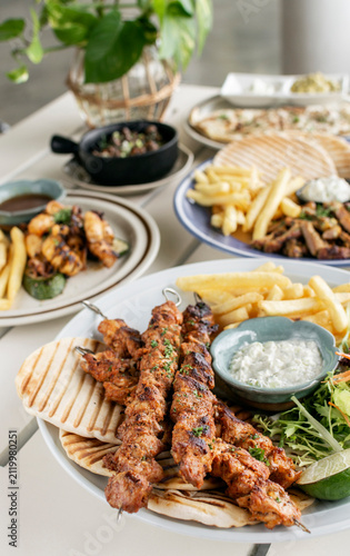 Konstfotografi spicy marinated chicken skewer shish kebab mediterranean fusion meal on outdoor