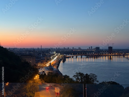 Fotografie Scenic panoramic view of the Dnipro River and Kyiv cityscape at dusk