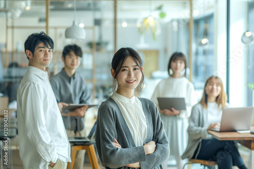 Naklejka 明るいオフィスで笑顔を見せる若手ビジネスチーム（採用・企業・チームワーク・働き方）