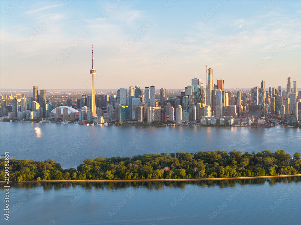 Naklejka premium CN Tower and Toronto skyline in warm early light