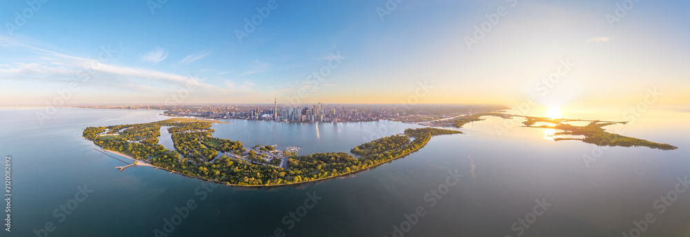 Obraz premium Sunrise panorama over Toronto Islands and downtown