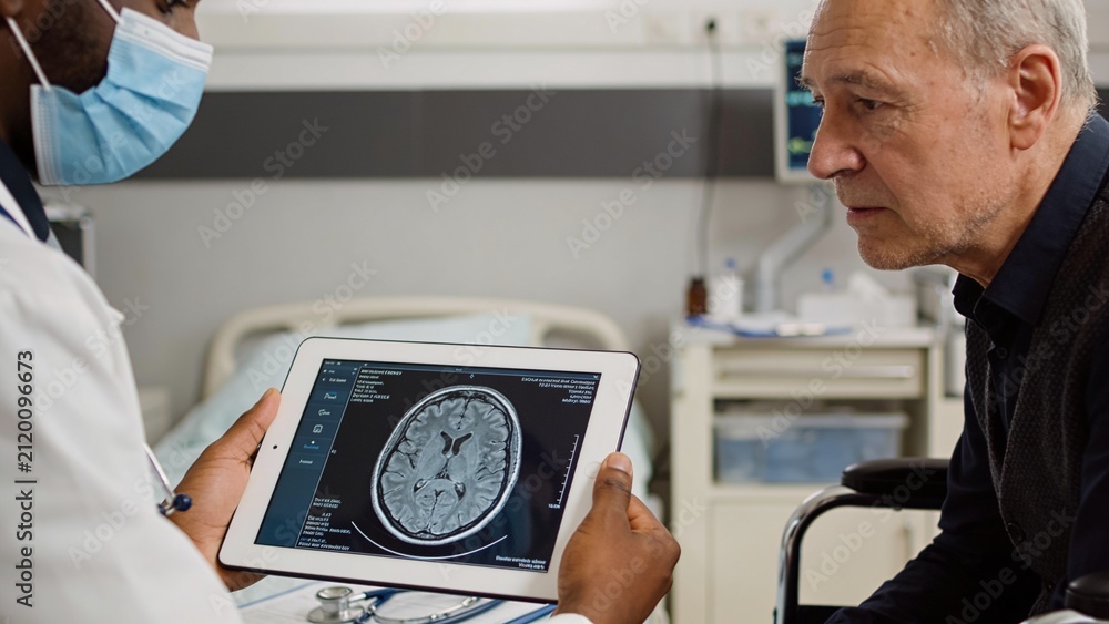 Obraz premium Professional physician presenting neurological imaging on tablet while consulting patient in modern healthcare clinic.