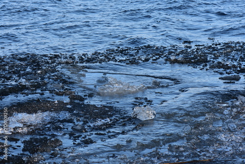 Foto Ice hummocks on the river in winter, closeup of photo
