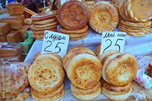 Canvastavla キルギスのオシュ市場で売られているナン
