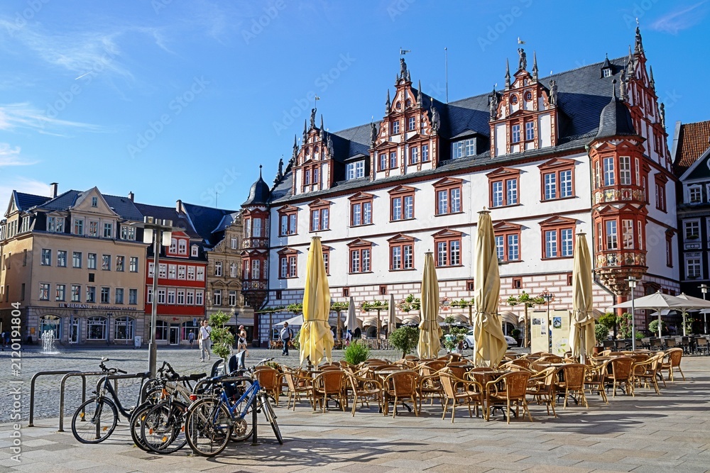 Naklejka premium coburg, deutschland - marktplatz mit altem stadthaus