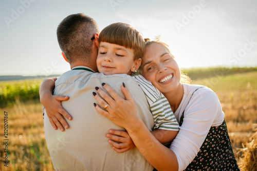 Foto Dad hugs son in wheat field
