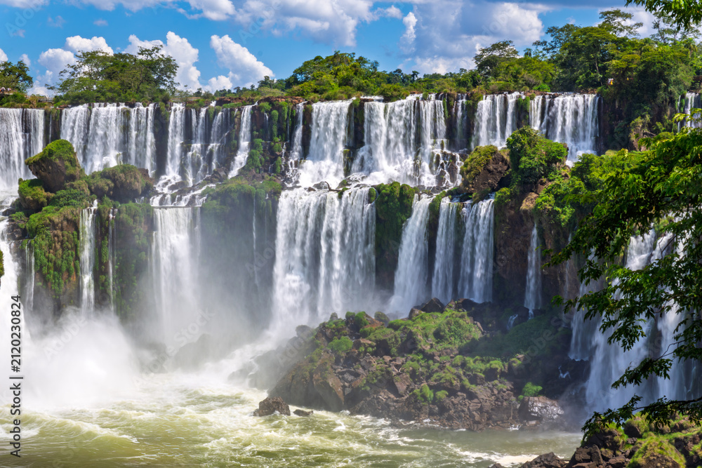 Obraz premium Breathtaking scenic view of the majestic Iguazu Falls, one of the world's natural wonders, surrounded by lush tropical rainforest