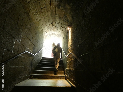 Photography silhouettes dans un passage voûté en pierre, Saint-Malo, Bretagne, France