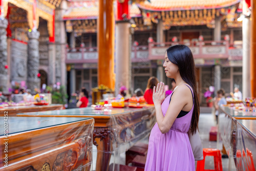 Konstfotografi Pregnant woman praying inside temple in taiwan