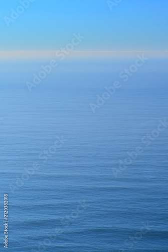 Fotografía A clear day of absolute tranquillity on the Atlantic Ocean, in the depths of winter, off the coast of Galicia