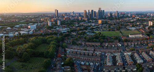 Картината върху платно Panoramic Sunset Aerial View Over Old Trafford and Hulme to Manchester Skyline
