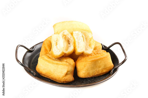 Foto Crispy Golden Tofu Fritters in Cast Iron Pan - Traditional Asian Breakfast Treat