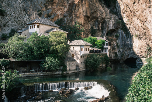 Foto Blagaj Tekija Sufi monastery nestled under a massive limestone cliff beside the