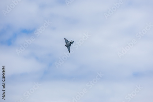 Foto Eurofighter Typhoon military jet fighter maneuvering in sky