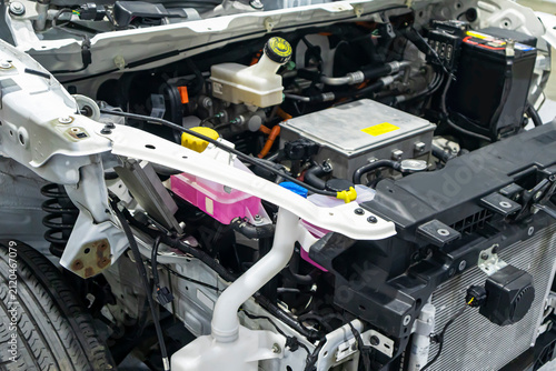 The front-end structure of an electric vehicle includes the electric motor, a small battery, and the vehicle body structure.