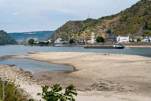 Obraz na plátne Exceptionally low water level on the Rhine with extensive gravel banks and restricted shipping in St