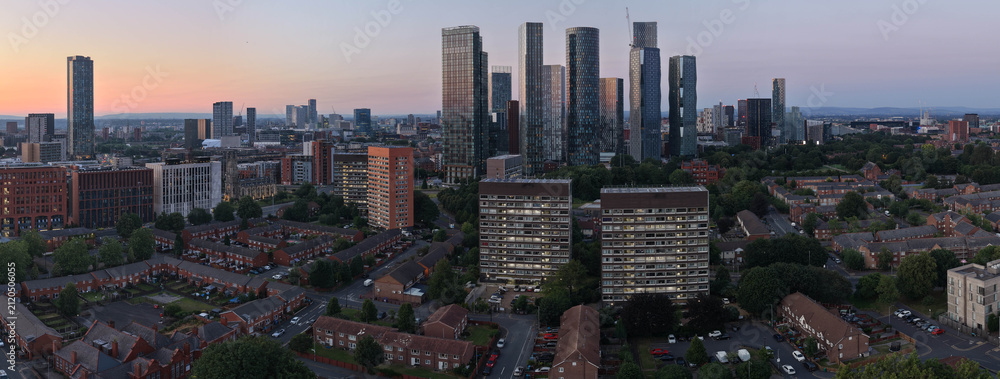 Obraz premium Panoramic Aerial View Over Hulme at Twilight Facing Deansgate Manchester Skyline
