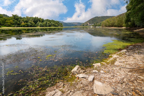 Niedrigwasser am Rhein im Mittelrheintal bei Lorch während einer anhaltenden Trockenperiode
