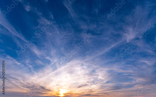 Konstfotografi Das Sonnenlicht bestrahlt Schleierwolken am blauen Himmel