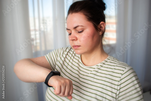 Canvastavla Person glancing at smartwatch briefly then returning to everyday routine
