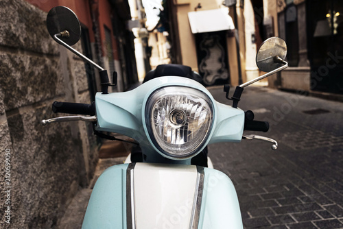 Cuadro en lienzo Light blue scooter faces camera