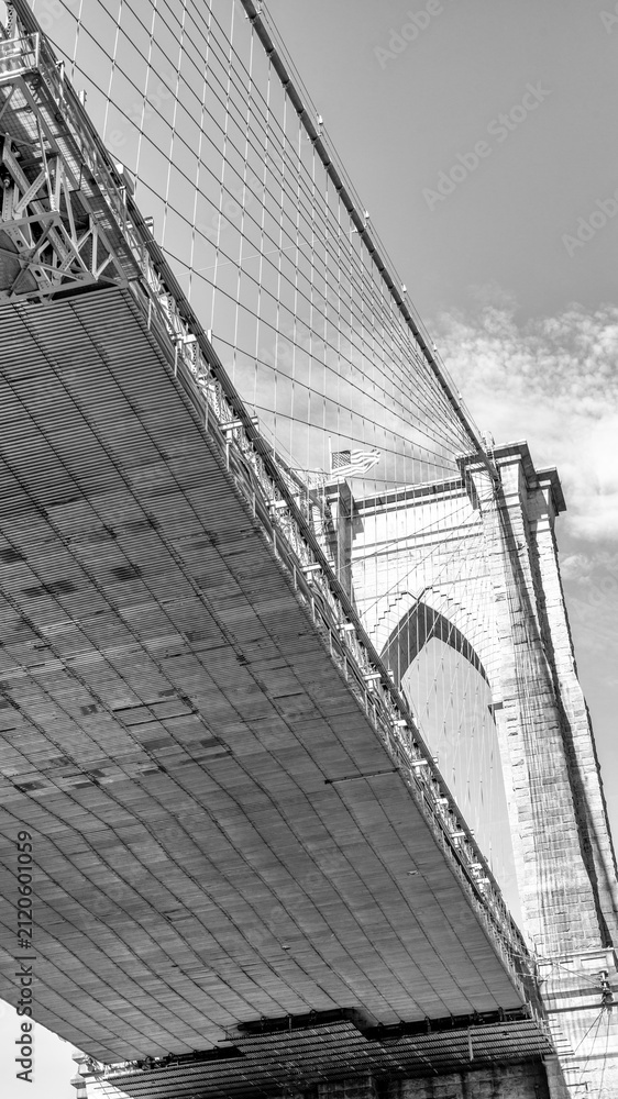 Fototapeta premium Brooklyn Bridge in NYC, Iconic Landmark Connecting Manhattan and Brooklyn