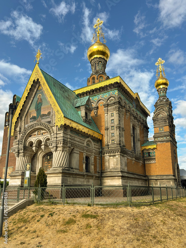 Фотография Russian Orthodox Chapel with golden onion domes on Mathildenhöhe in Darmstadt, G