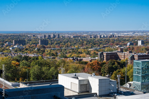 Foto High-Angle Autumn Cityscape with St. Lawrence River Horizon