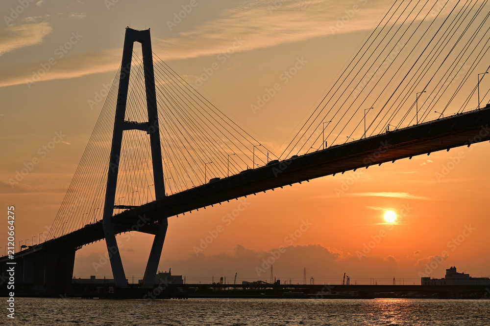 Obraz premium 夕日に照らされた名港中央大橋
