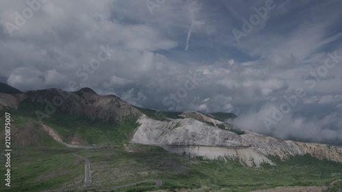 火山高原に覆い被さる夏雲