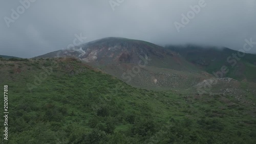 ガスが立ち上がる火山高原