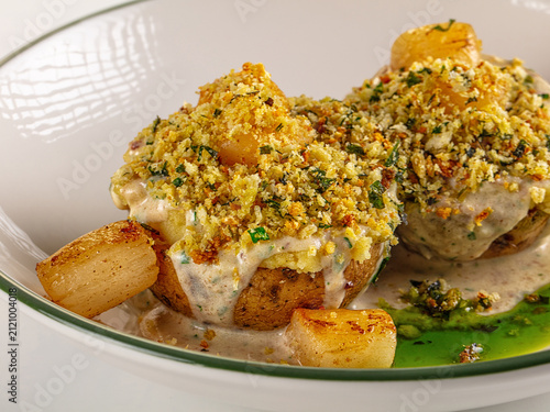 Fotografie Gourmet baked potatoes with seared scallops, creamy sauce, and toasted breadcrum