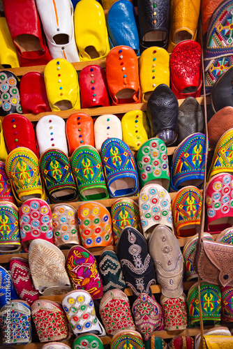 Foto Traditional shoes on market in Morocco