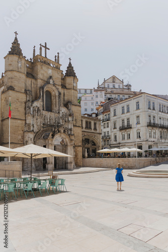 Touristin betrachtet in der Altstadt die alte Kathedrale von Coimbra in Portugal 