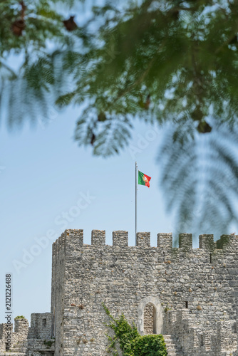 Portugiesische Flagge auf historischem Castelo – mittelalterliche Burgarchitektur und Sehenswürdigkeit in Portugal