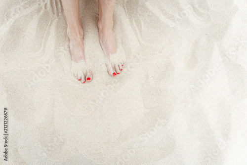 Weibliche Füße im hellem Sand – Sommer, Entspannung und luxuriöser Urlaub 