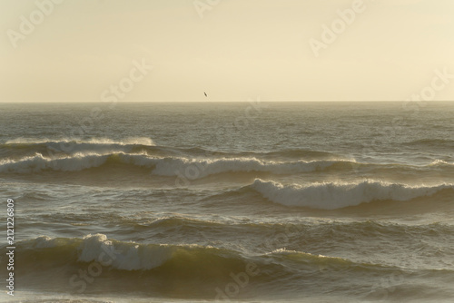 Meer bei Sonnenuntergang – ruhige Wellen, goldene Abendstimmung und endloser Horizont