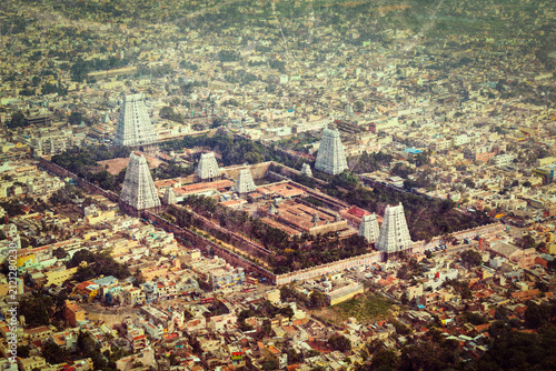 Foto Vintage retro hipster style travel scene of Hindu temple and indian city aerial view with grunge texture overlaid