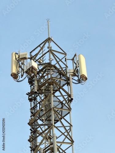 Foto Close-up of 5G cellular antennas on telecommunication tower