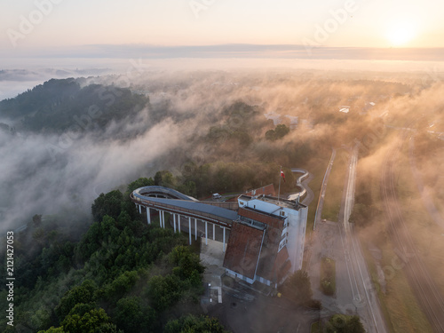 Foto Aerial view of Sigulda bobsleigh track at golden sunrise with morning fog in Gau