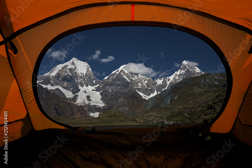 Quadro su tela Framed by the entrance of a mountaineering tent at Carhuacocha Camp, the imposin